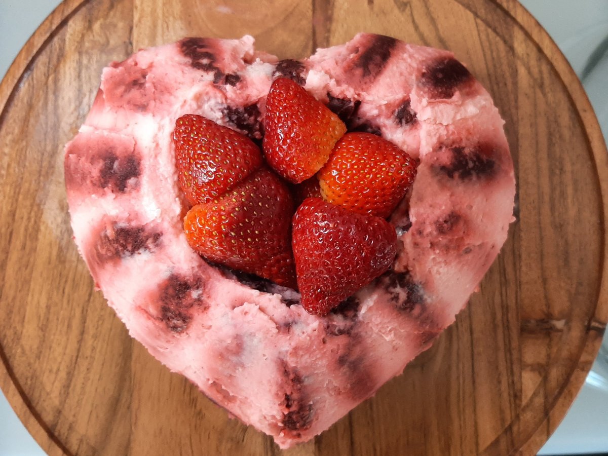 top of heart shape Bundt cake filled with fresh strawberries