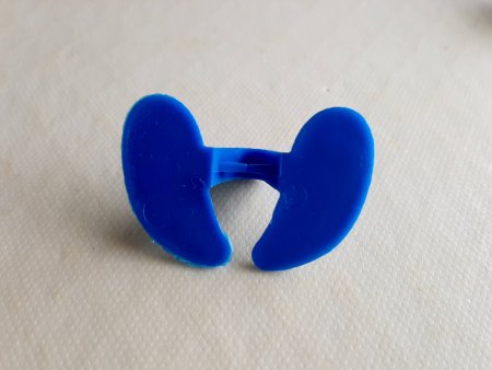 Pinless Peeper to stop chickens from eating their own eggs