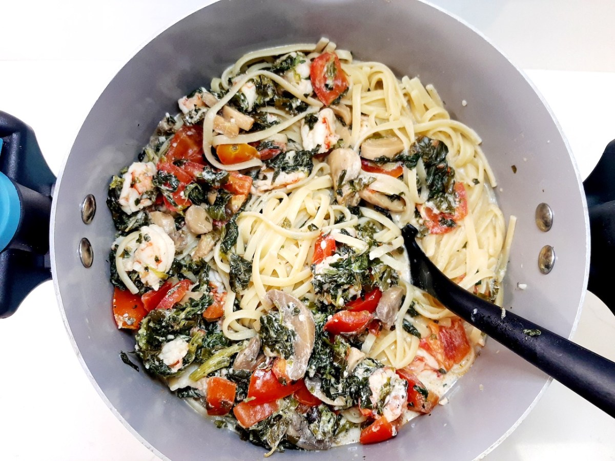 pot of linguini spinach, tomatoes and mushrooms